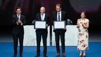 Michel Sadelain (second from right) and Carl June were presented with their BBVA Foundation Frontiers of Knowledge Awards in Biology and Biomedicine.
